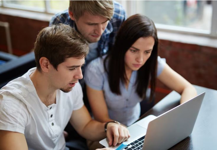 Escuelas y universidades enfrentan un nuevo desafío: cómo convivir con la inteligencia artificial en las aulas